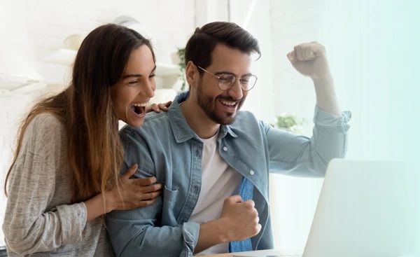 Agent meets with couple image